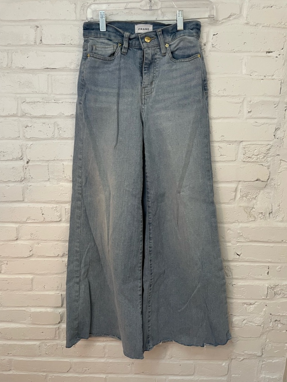 Frame Denim Wide-Leg Jeans in Faded Blue Raw Hem